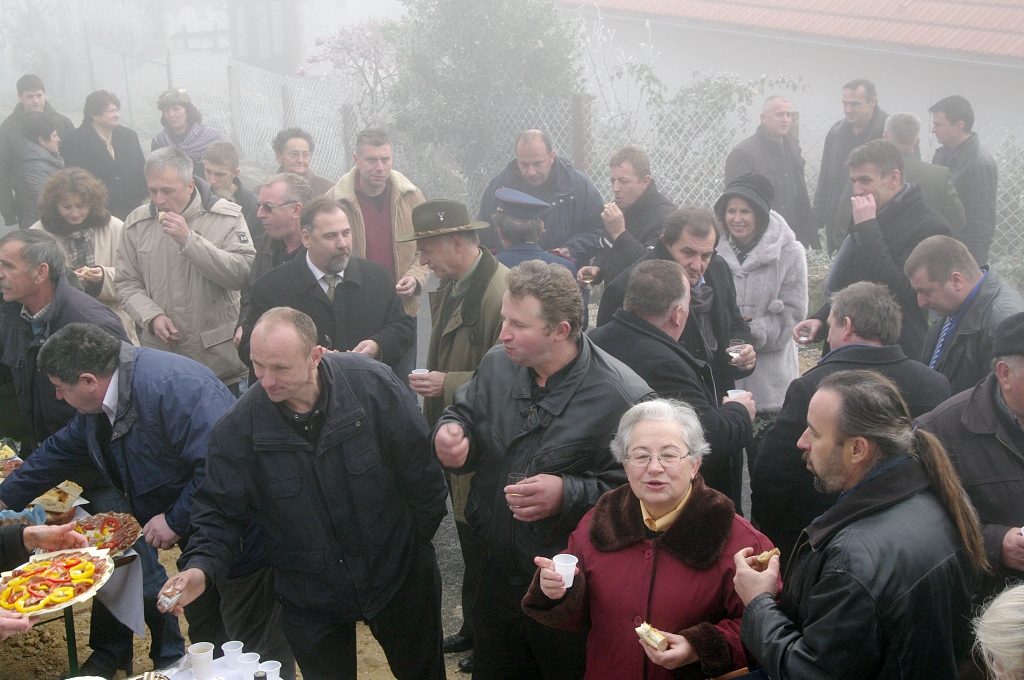 Gosti i mještani u selu Tomaševci.