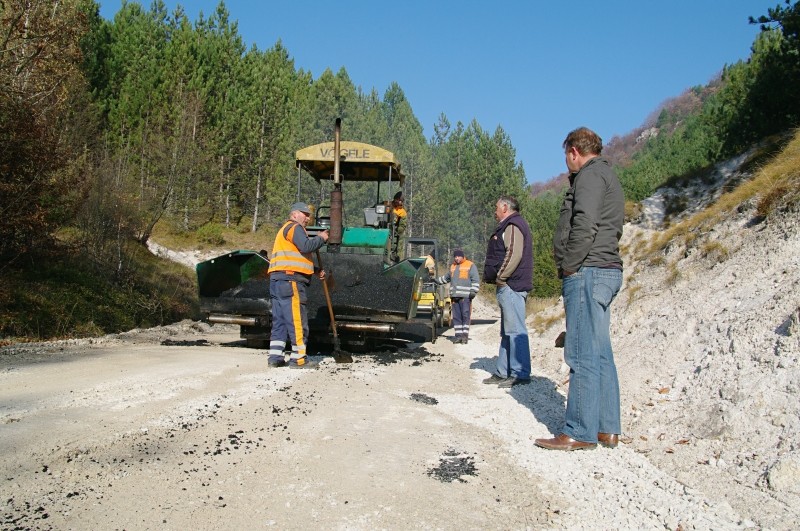 Postavljanje asfalta na lokaciji ispod Sopotskog slapa