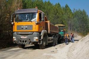 Postavljanje asfalta na lokaciji ispod Sopotskog slapa
